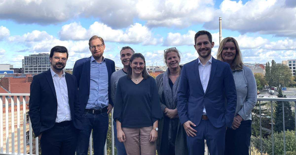 Engagement Council Mitglieder stehen auf der Terrasse in Berlin