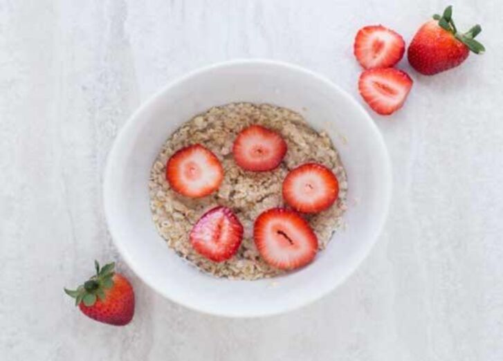 Sunopta - Erdbeeren auf Schüssel mit Haferflocken als Investitionsbeispiel für das Recht auf angemessenen Ernährung | Kinder Perspektivenfonds